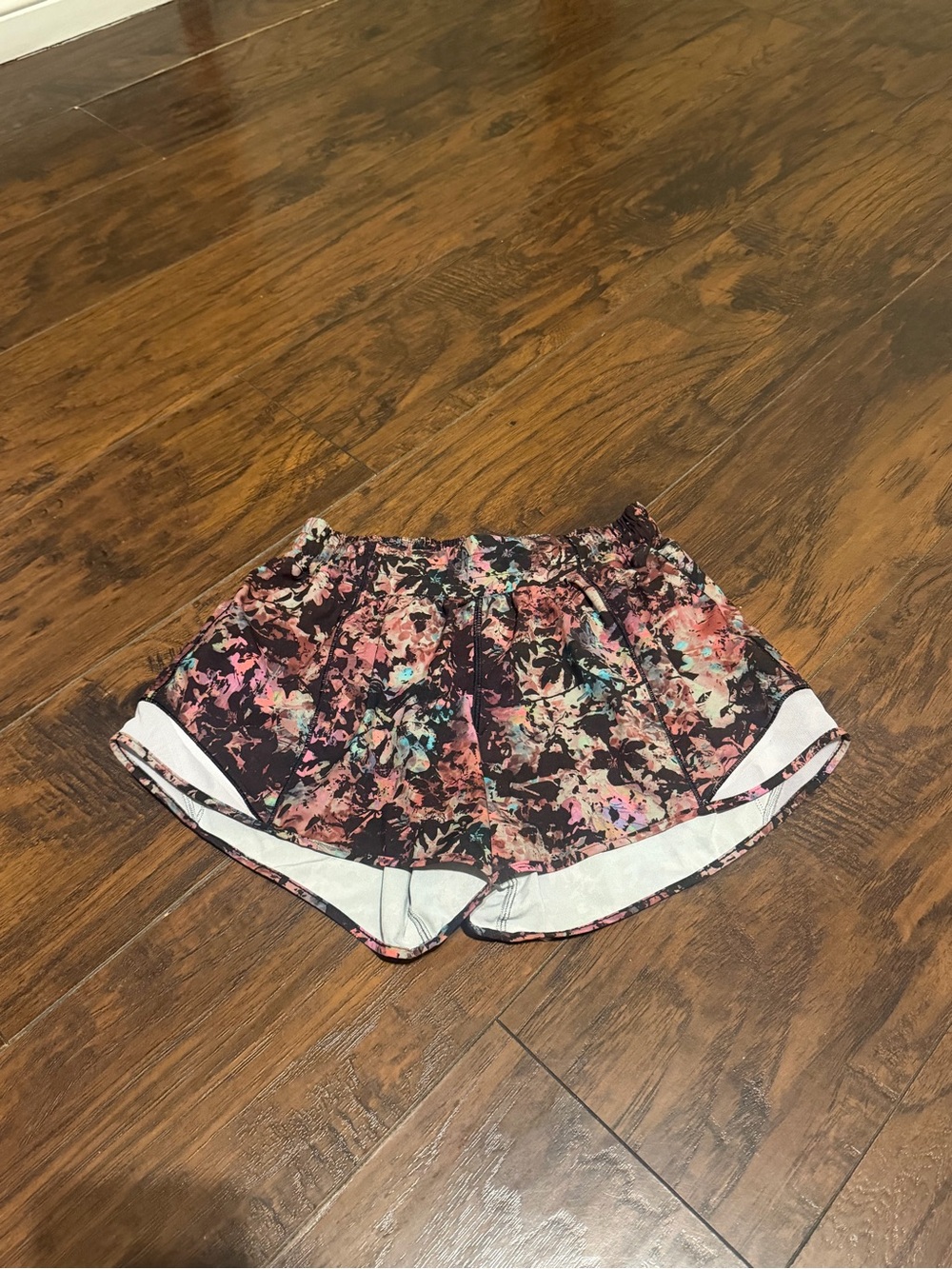 Lululemon women’s hotty hot low rise lined 4” shorts size 6